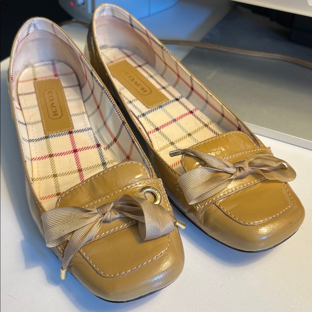 Coach, size 6.5, Patent Leather Bow Flats (minor wear) - Picture 2 of 10